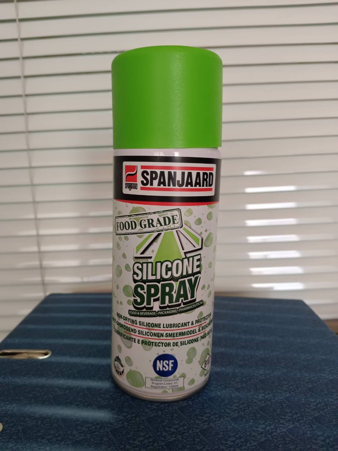 Spanjaard Silicone Spray Food grade สเปรย์ซิลิโคนฟูดส์เกรดอเนกประสงค์ ตัวเนื้อซิลิโคนจะเป็นสีใสเคลือบผิวเพื่อการหล่อลื่น และปกป้องผิวหน้างานจากความชื้น และการกัดกร่อน ใช้ได้ดีกับวัสดุต่างๆ ทนอุณหภูมิได้จาก - 40 ถึง 200 ºC