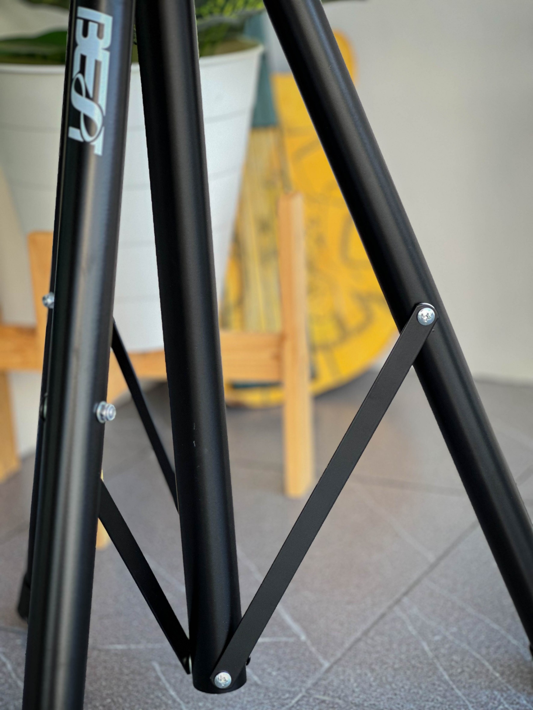 ขาตั้งลำโพง BEST STS-06 ขาลำโพง รับน้ำหนักได้ดี ปรับระดับความสูงได้ วัสดุเป็นเหล็ก ทนทาน ใช้งานได้นาน ไม่เป็นสนิมง่าย