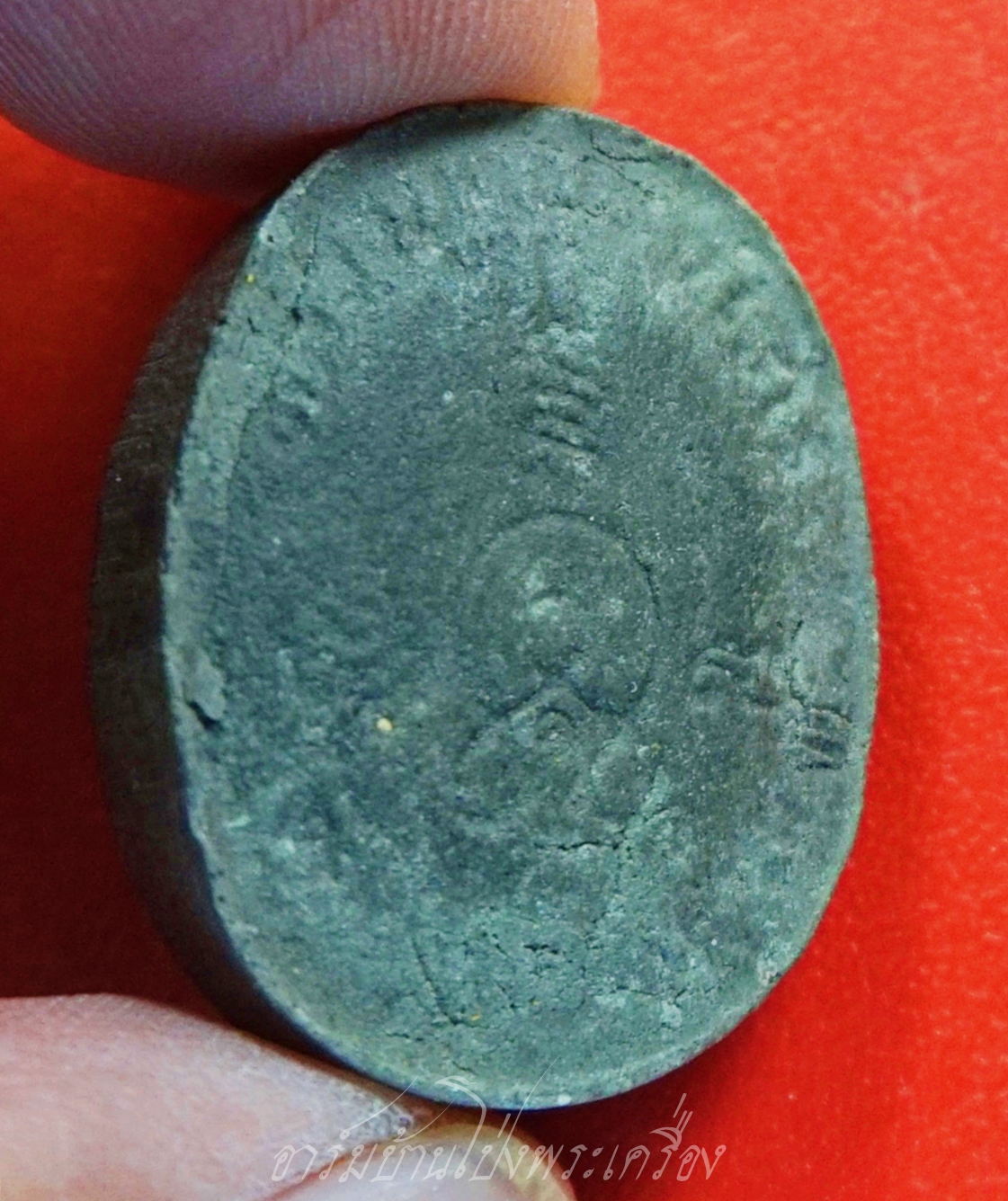 หลวงปู่แผ้ว วัดกำแพงแสน พระผงเม็ดกระดุม ปี๒๕๔๘ เนื้อผงสีดำหน้าทอง สร้างน้อยหายาก(องค์ที่2)