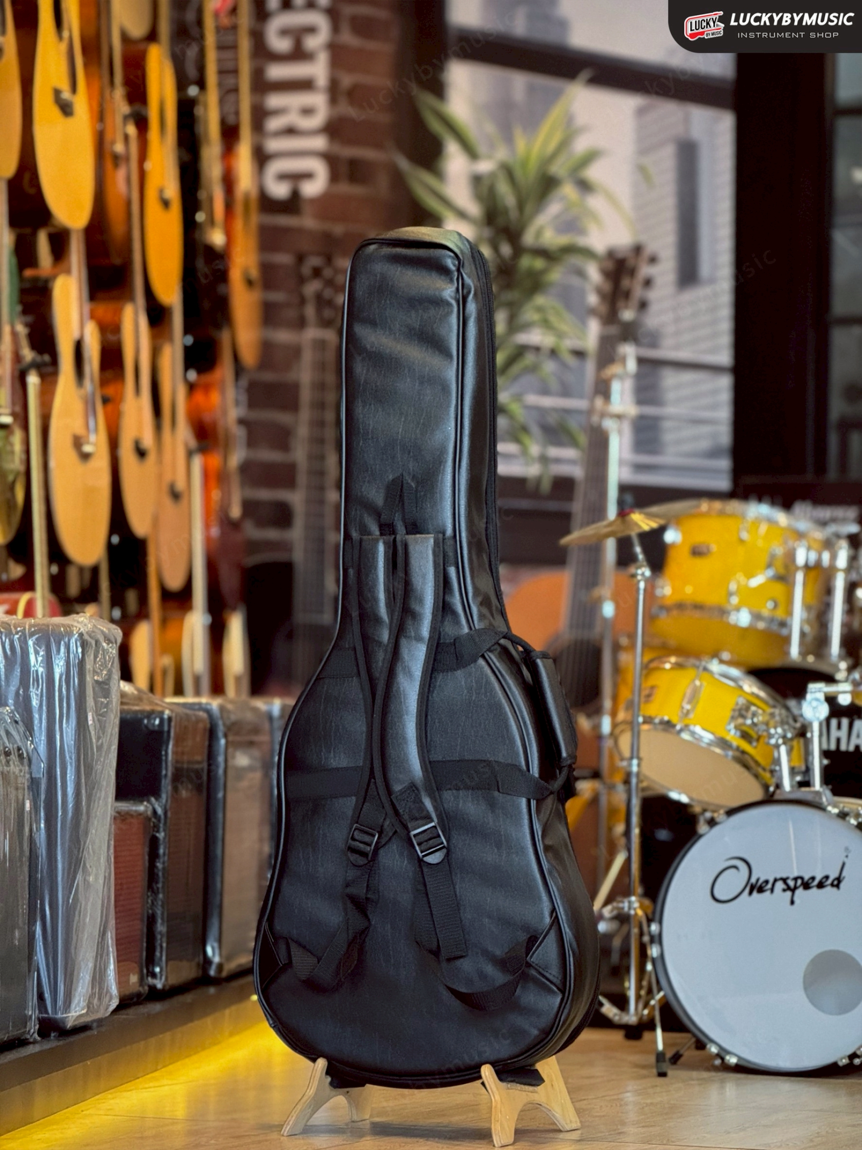 Fender กระเป๋ากีตาร์โปร่ง 41 นิ้ว หนา12มิล สีดำ มีหมอนรองคอ วัสดุกันน้ำ-กันฝุ่น สะพายหลัง/หิ้วได้ มีช่องกระเป๋าบน