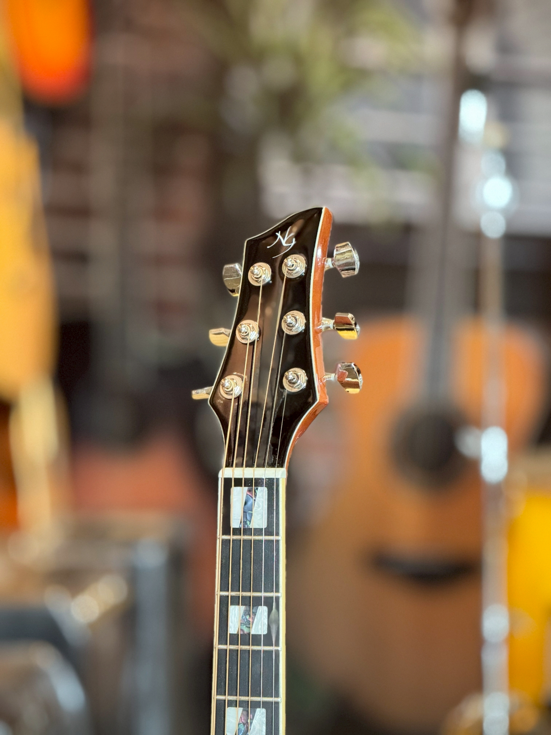 NG Guitar กีต้าร์โปร่ง ทรงGA ขนาด 41นิ้ว ไม้หน้า AA Engleman Spruce เสียงแน่นใส กังวาน ดีไซน์เท่ เหมาะสำหรับมือใหม่ พร้อม กระเป๋า+คาโป้+ปิ๊ก2+ใบคอร์ด+ประแจ