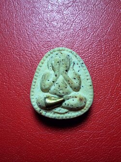 หลวงปู่แผ้ว วัดกำแพงแสน พระผงปิดตาจิ๋ว ออกงานปิดทอง ปี๒๕๕๐ เนื้อผงสีขาว ฝังตะกรุด(องค์ที่5)