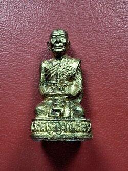 หลวงพ่อแดง วัดเขาบันไดอิฐ จ.เพชรบุรี พิมพ์คุกเข่า ปี๒๕๓๓ เนื้อกะไหล่ทอง(องค์ที่1)