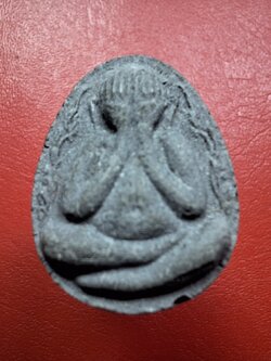 หลวงปู่โต๊ะ วัดถ้ำสิงโตทอง ที่ระลึกในงานผูกพัทธสีมา ปี๒๕๓๕ กนกข้าง เนื้อผงใบลาน(องค์ที่1)