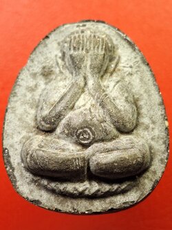 หลวงพ่อแพ วัดพิกุลทอง จ.สิงห์บุรี ปิดตา พิมพ์ใหญ่ เนื้อผงสีดำ ฝังตะกรุด2ดอก(องค์ที่1)