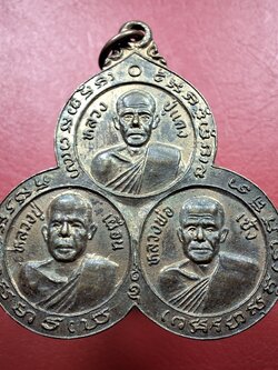 สามพระอาจารย์ หลวงปู่แดง หลวงปู่เผื่อน และหลวงพ่อเซ้ง วัดบางโตนด ปี๒๕๒๕ เนื้อฝาบาตร(องค์ที่2)