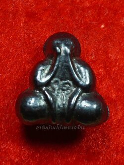 หลวงพ่อคิ้ม วัดหนองเสือ พระปิดตา พิมพ์เล็ก เนื้อเมฆพัด(องค์ที่1)