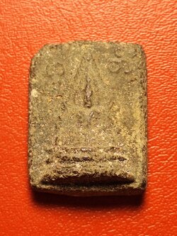 หลวงปู่อินทร์ วัดโบสถ์ พระพุทธชินราช ผงไคลเจดีย์ ปี๒๔๙๗ พิมพ์เล็ก ฐานสูง(องค์ที่1)