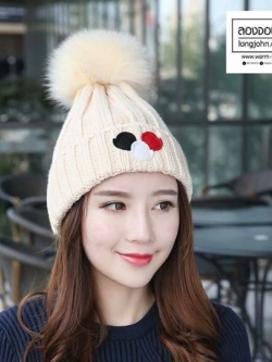 หมวกทอไหมพรมยกลายสาน แต่งปอมบน