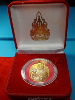 เหรียญในหลวงทรงกล้อง เนื้อสามกษัตริย์ เหรียญใหญ่ ที่ระลึกงาน เฉลิมพระเกียรติ เนื่องในโอกาสพระราชพิธีมหามงคลเฉลิมพระชนมพรรษา 6 รอบ 5 ธันวาคม 2542 กล่องเดิม